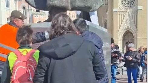 Građani obeležili 200 godina od rođenja Svetozara Miletića na trgu u Novom Sadu 10