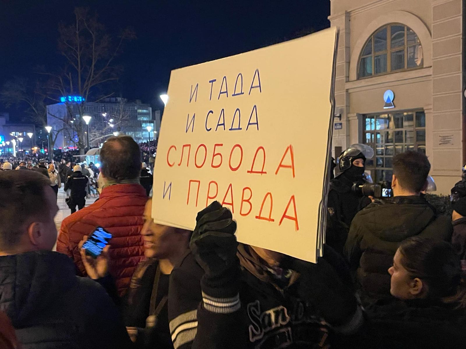 "Dalje ruke od Miletića": Veliki broj pristalica vlasti ispred SNP-a, građani i studenti blokirali raskrsnicu kod pozorišta (VIDEO, FOTO) 4 "Dalje ruke od Miletića": Veliki broj pristalica vlasti ispred SNP-a, građani i studenti blokirali raskrsnicu kod pozorišta (VIDEO, FOTO) 4