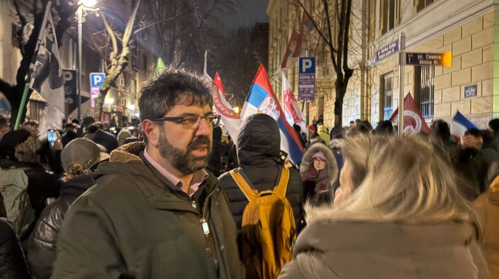 “Nećemo dozvoliti fašizaciju društva”: Radomir Lazović sa ulice na kojoj se dva kordona policije isprečilo između antifašista i neonacista 7