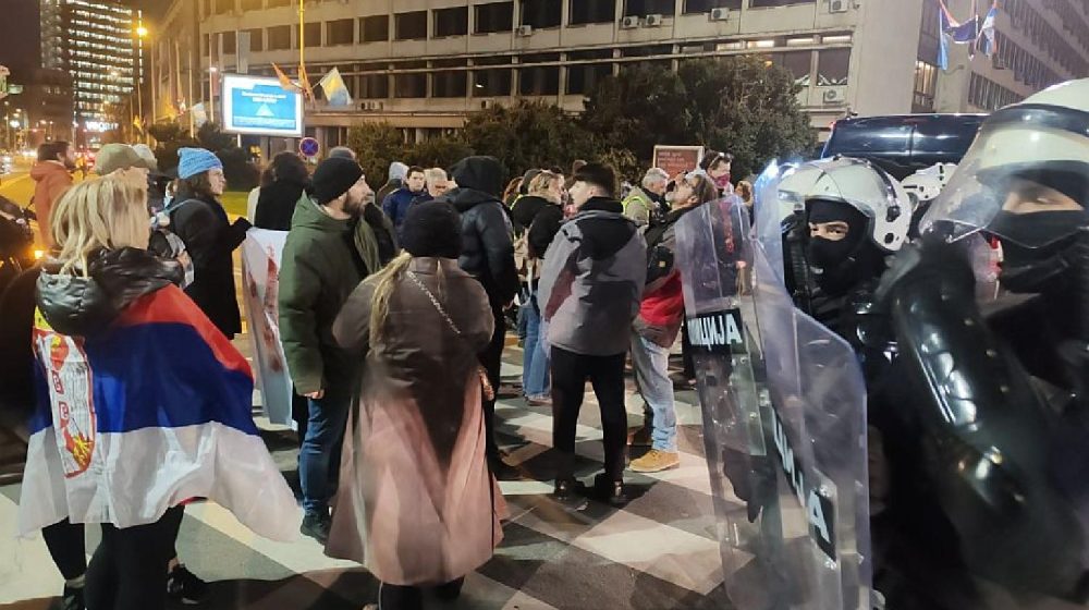 (UŽIVO) Na protestu u Novom Sadu povređeno najmanje troje: Napadnut novinar, studentu razbijena glava, pristalice SNS šutirale studentkinju (FOTO, VIDEO) 11