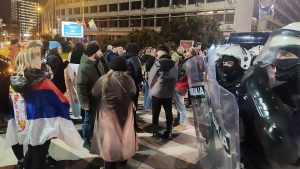 Na protestu u Novom Sadu povređeno najmanje troje: Napadnut novinar, studentu razbijena glava, pristalice SNS šutirale studentkinju (FOTO, VIDEO) 4