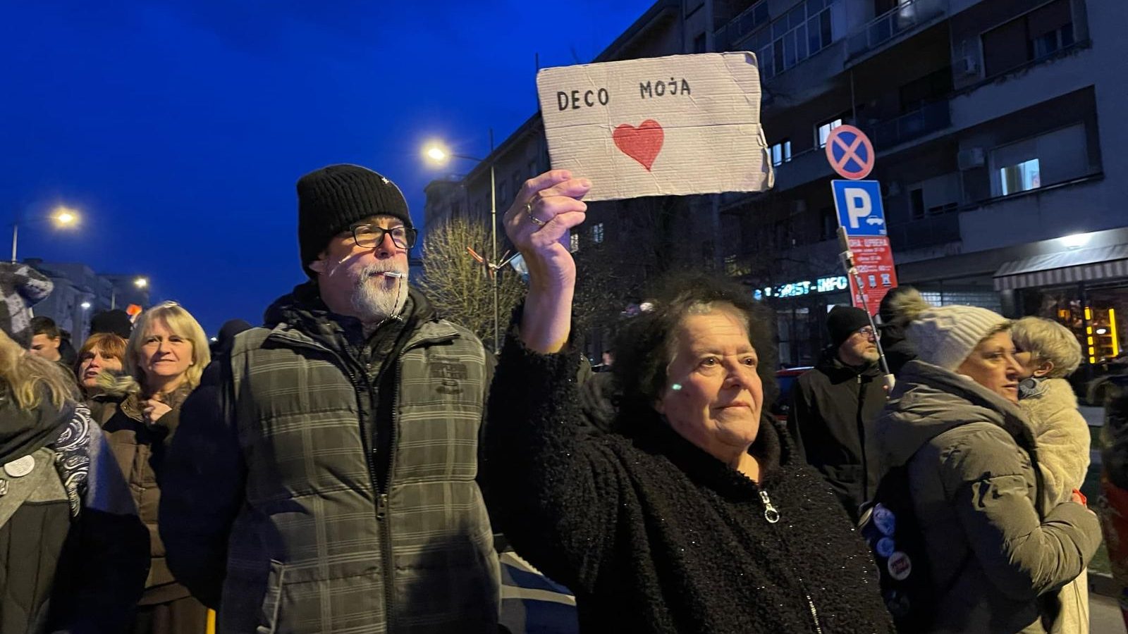 Na protestu u Novom Sadu povređeno najmanje troje: Napadnut novinar, studentu razbijena glava, pristalice SNS šutirale studentkinju (FOTO, VIDEO) 3