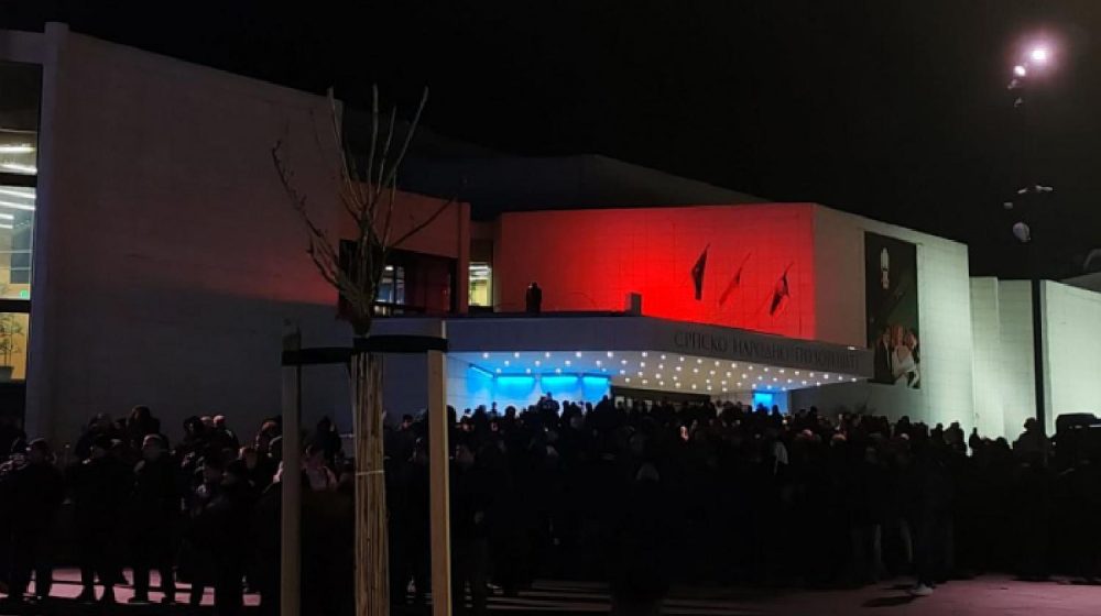 (UŽIVO) Protest "Indeks je za studente": Okupljeni ispred SNP-a napali studente i novinare, jednom studentu razbijena glava (FOTO, VIDEO) 15