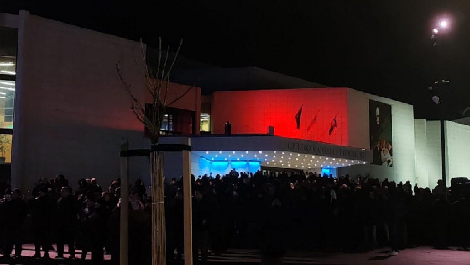 Na protestu u Novom Sadu povređeno najmanje troje: Napadnut novinar, studentu razbijena glava, pristalice SNS šutirale studentkinju (FOTO, VIDEO) 2