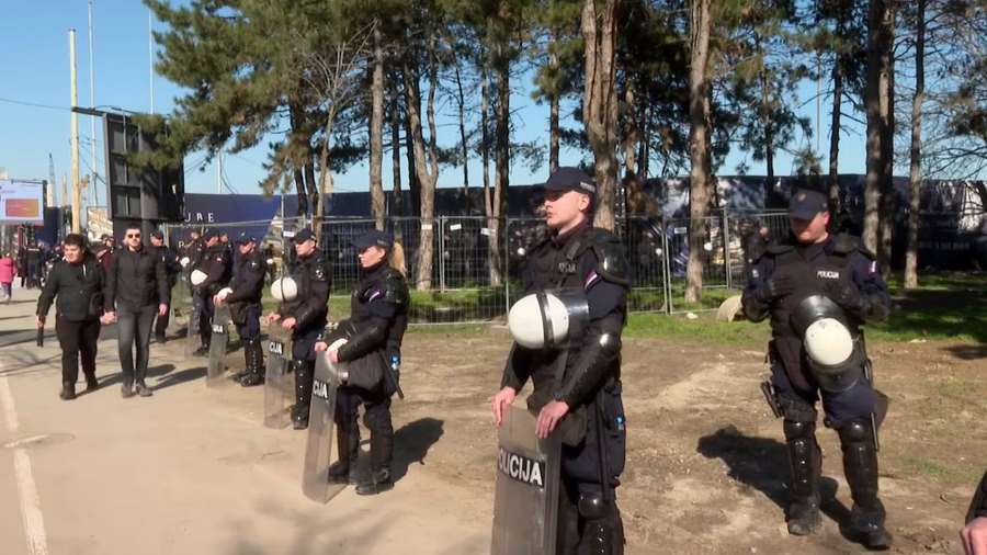 Protest zbog izgradnje akvarijuma uz jake policijske snage, privedena jedna osoba, bajkeri blokirali raskrsnicu (FOTO, VIDEO) 1