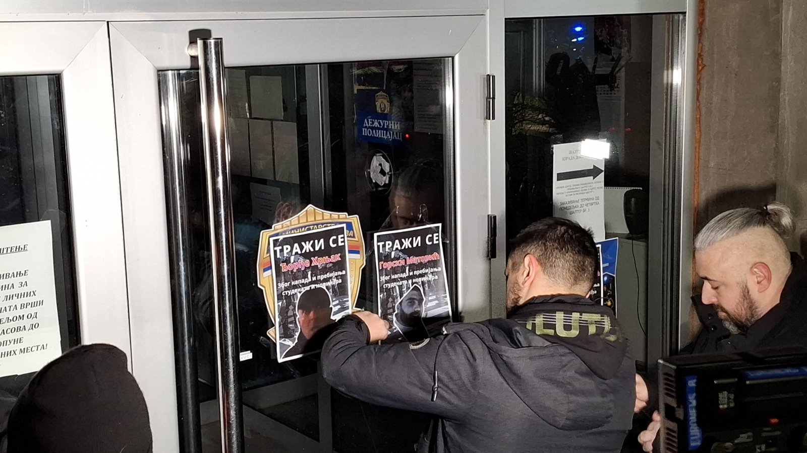 Protesti širom Srbije zbog nasilja u Novom Sadu i napada SNS aktivista na studente: Policija u BGD presretala i hapsila kažu studenti (VIDEO, FOTO) 4