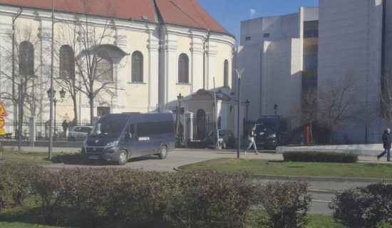 Policija u centru Novog Sada, studenti pozvali na skup u 18.30 ispred Srpskog narodnog pozorišta 8