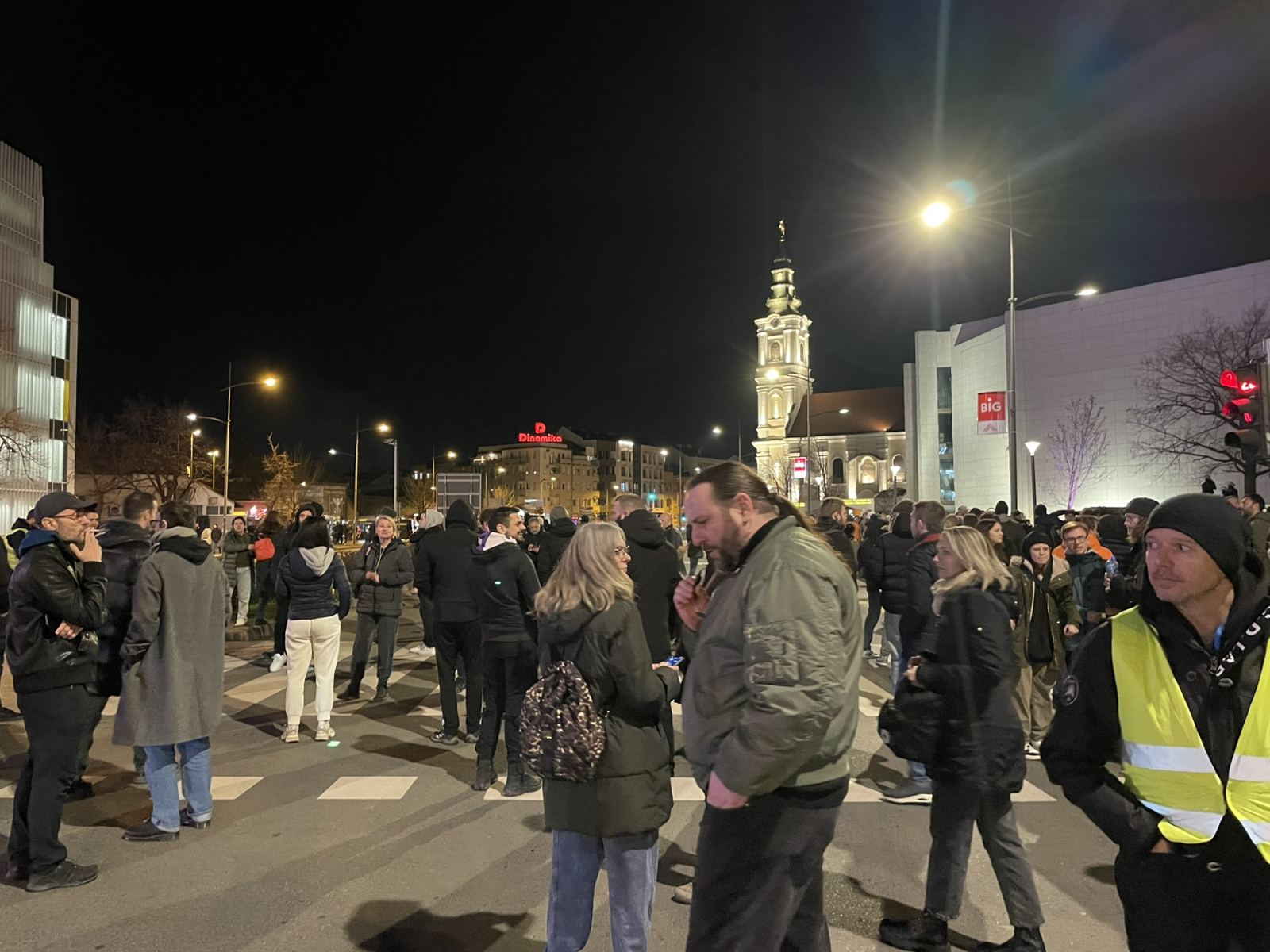 "Dalje ruke od Miletića": Veliki broj pristalica vlasti ispred SNP-a, građani i studenti blokirali raskrsnicu kod pozorišta (VIDEO, FOTO) 3 "Dalje ruke od Miletića": Veliki broj pristalica vlasti ispred SNP-a, građani i studenti blokirali raskrsnicu kod pozorišta (VIDEO, FOTO) 3