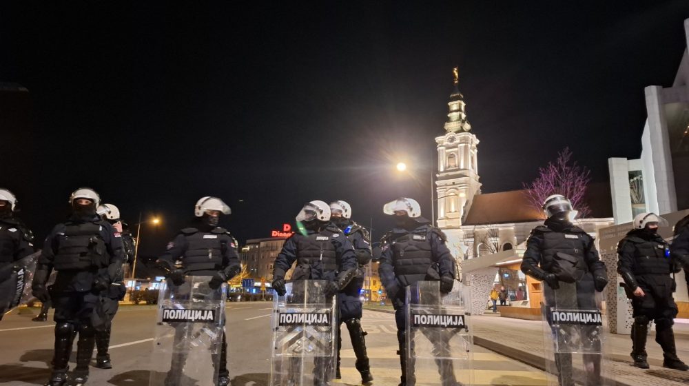 BLOG "Dalje ruke od Miletića": Veliki broj pristalica vlasti ispred SNP-a, građani i studenti blokirali raskrsnicu kod pozorišta (VIDEO, FOTO) 8