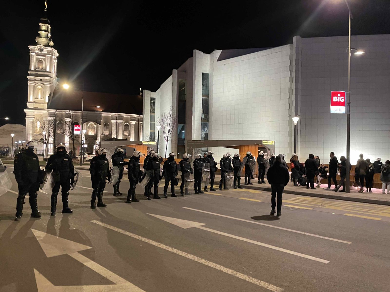 "Dalje ruke od Miletića": Veliki broj pristalica vlasti ispred SNP-a, građani i studenti blokirali raskrsnicu kod pozorišta (VIDEO, FOTO) 2 "Dalje ruke od Miletića": Veliki broj pristalica vlasti ispred SNP-a, građani i studenti blokirali raskrsnicu kod pozorišta (VIDEO, FOTO) 2