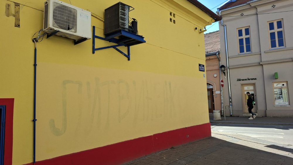 Gradonačelnik Novog Sada osudio grafit mržnje usmeren protiv ambasadora Ukrajine 1