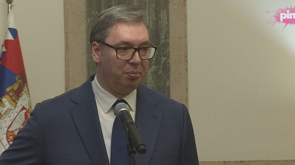 Šta je Vučić zamolio prijatelje i kolege? 9