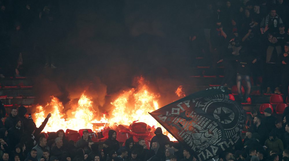 Plamen na južnoj tribini prekinuo derbi na kratko 8