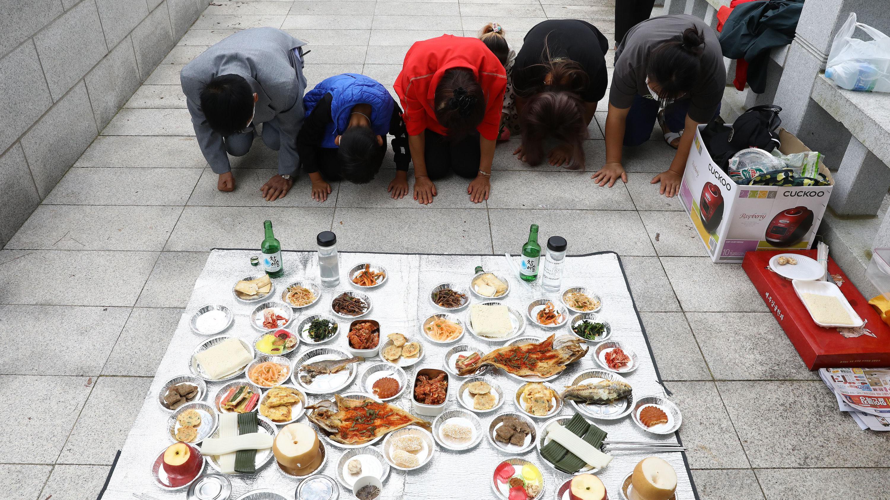 U Južnoj Koreji, festival Chuseok je trodnevni događaj koji se održava u vreme žetvenog meseca, kada se porodice okupljaju da proslave žetvu i zahvale njihovim precima, snimljeno 2000. godine.