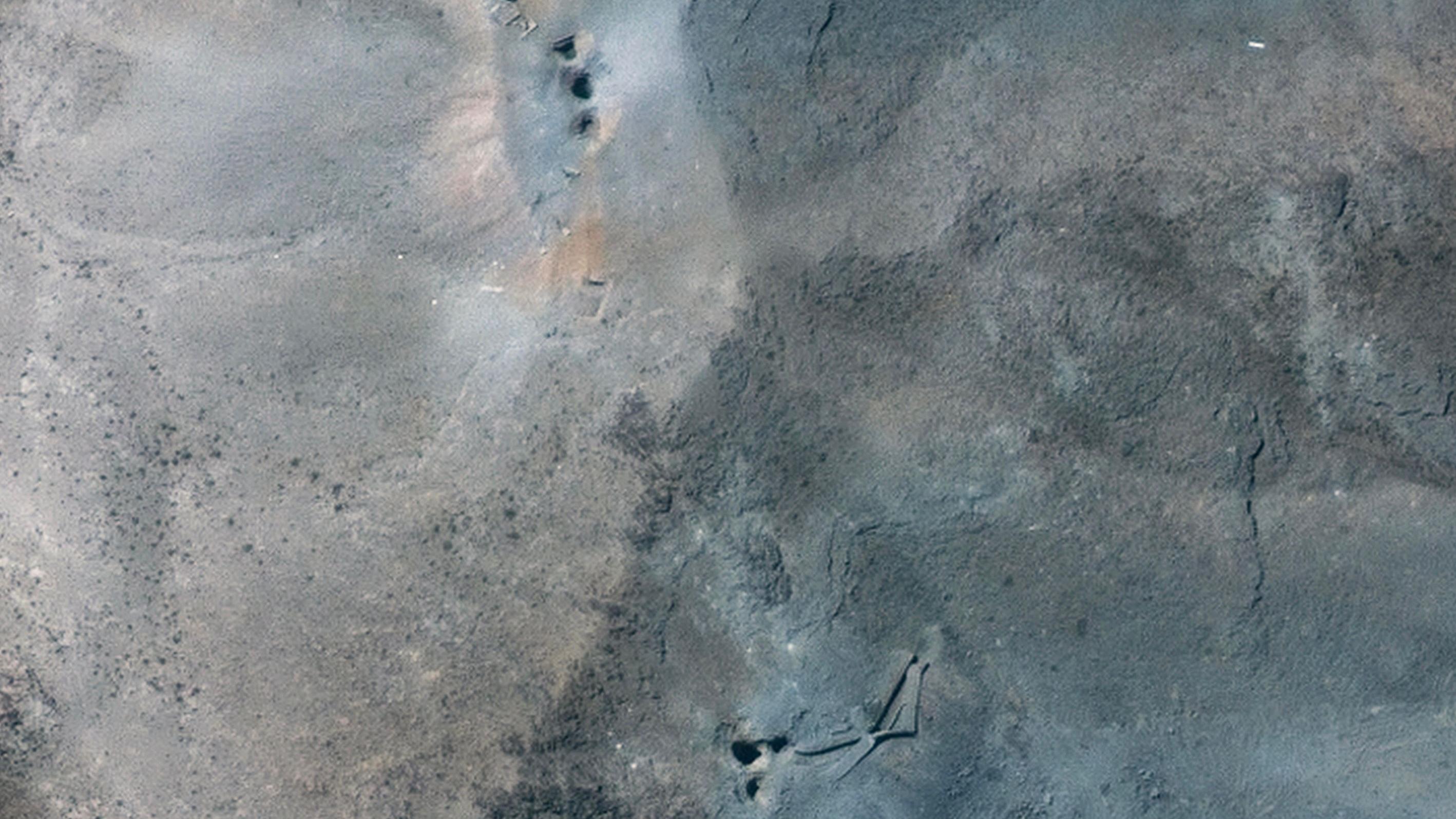 Ajatolah Hamnei: Kako je iranski vrhovni vođa držao vlast čeličnim stiskom 21 A handout satellite image made available by Maxar Technologies shows a close-up view of holes and craters on a ridge at the Fordo underground uranium enrichment site following US airstrikes. Three circular craters are in a straight line at the top of the image and three forming a triangle are at the bottom. The surrounding ground is grey and brown.