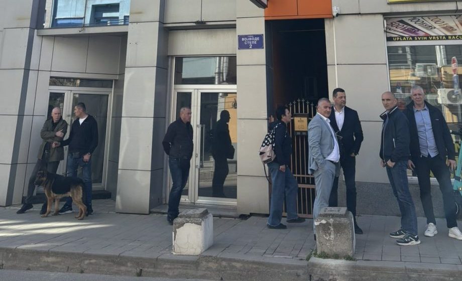 Policija u Aranđelovcu pre Vučićeve posete upala u prostorije studentske liste i drži ih zatvorene 1