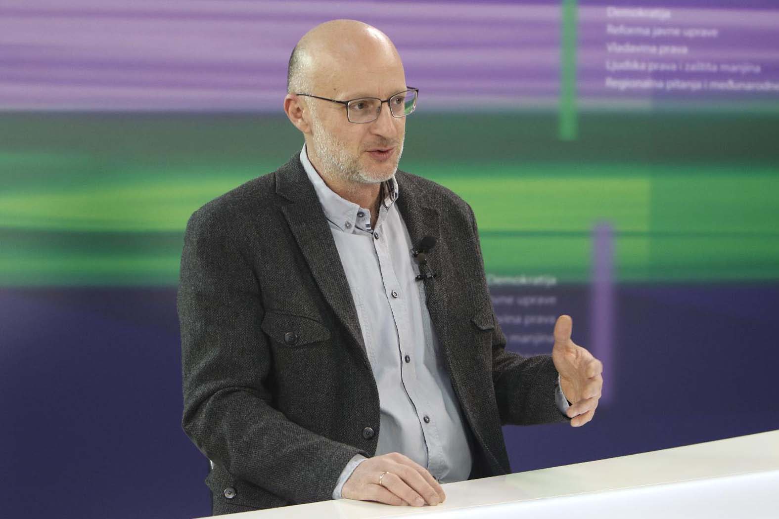 Istraživanje: Na održavanje službenih vozila potrošeno više od 1,14 miliona evra tokom 2025 2 Istraživanje: Na održavanje službenih vozila potrošeno više od 1,14 miliona evra tokom 2025 2