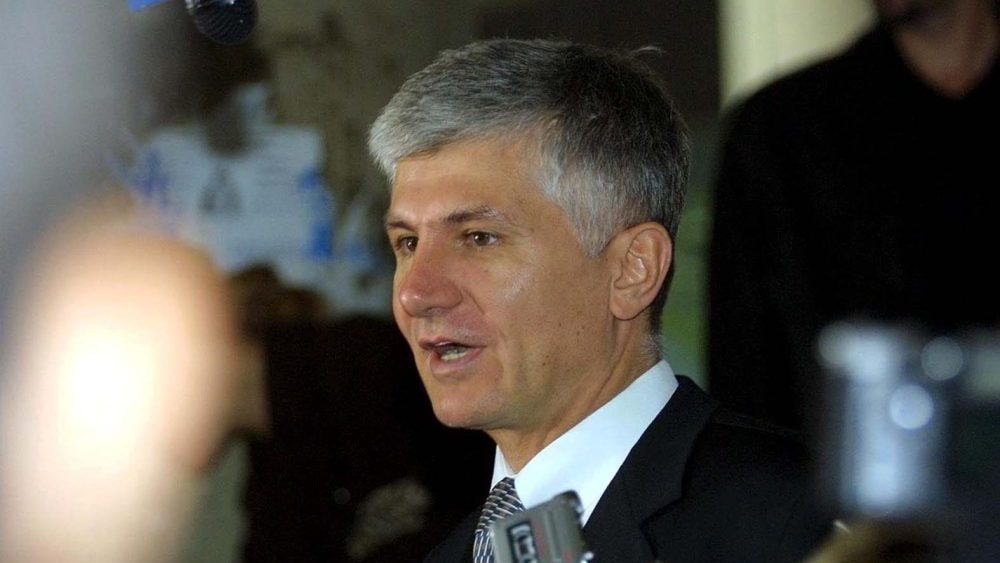 Cover image for Руку која је убила Веска, Звонка, Гагу и Вучка убио је Ђинђић