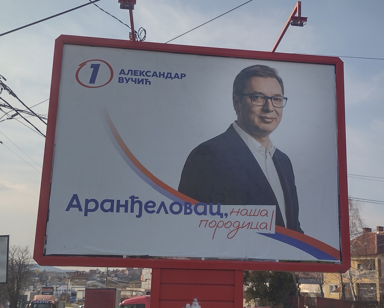 Hala „iskićena”, Vučić se „pojačava” u sumrak: Kakva je predizborna atmosfera u Aranđelovcu? (FOTO) 2 Hala „iskićena”, Vučić se „pojačava” u sumrak: Kakva je predizborna atmosfera u Aranđelovcu? (FOTO) 2