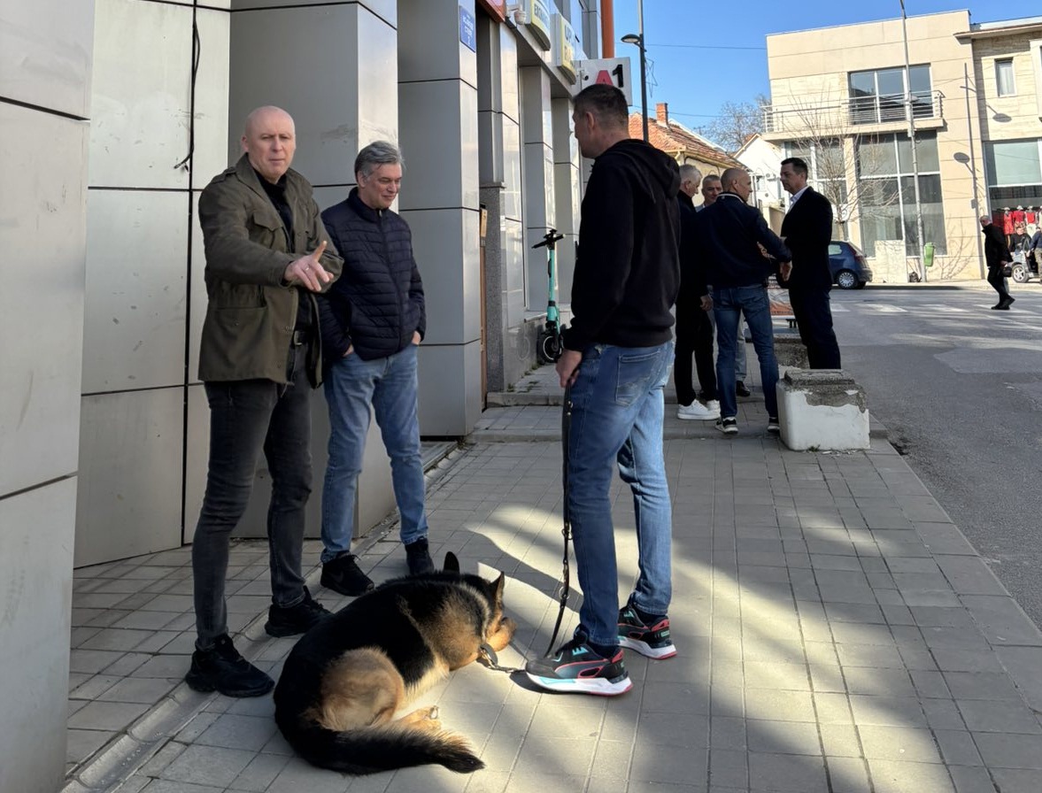 Policija u Aranđelovcu pre Vučićeve posete upala u prostorije studentske liste i drži ih zatvorene 2 Policija u Aranđelovcu pre Vučićeve posete upala u prostorije studentske liste i drži ih zatvorene 2