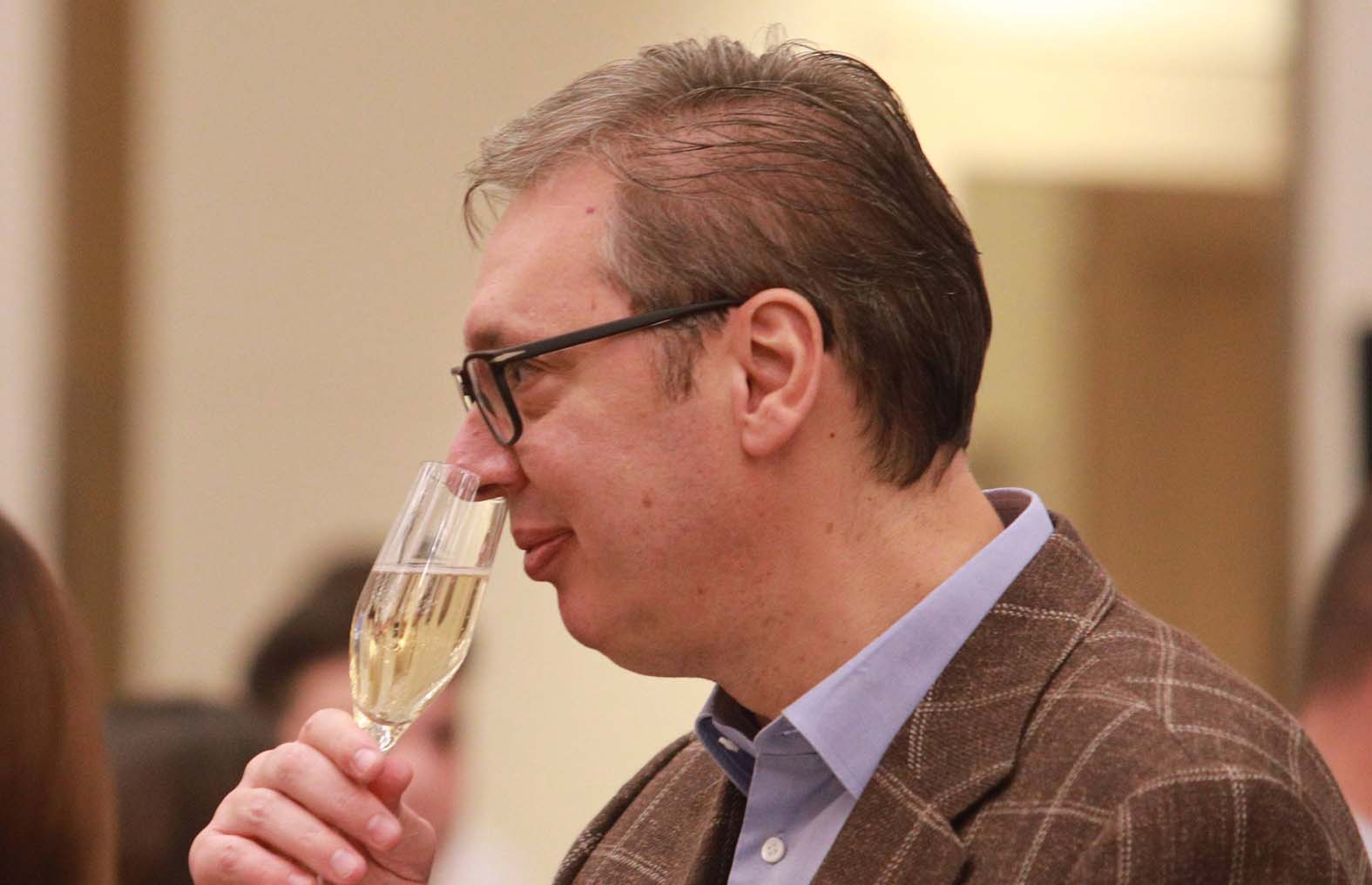 "Vučić vrlo dobro zna šta radi": Predsednik planira da vlada i u narednih deset godina? 2 Vučić