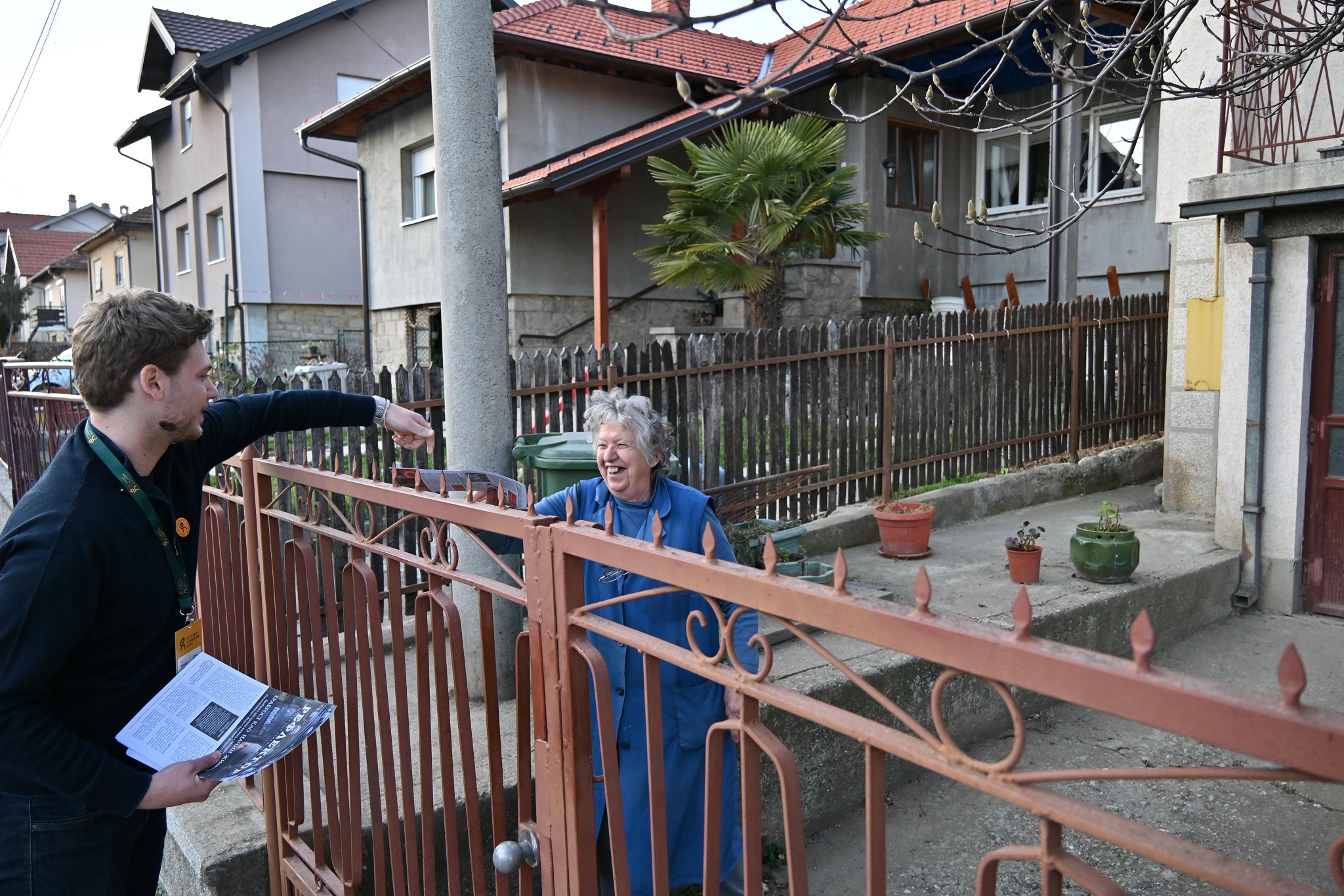 Hala „iskićena”, Vučić se „pojačava” u sumrak: Kakva je predizborna atmosfera u Aranđelovcu? (FOTO) 3 Hala „iskićena”, Vučić se „pojačava” u sumrak: Kakva je predizborna atmosfera u Aranđelovcu? (FOTO) 3