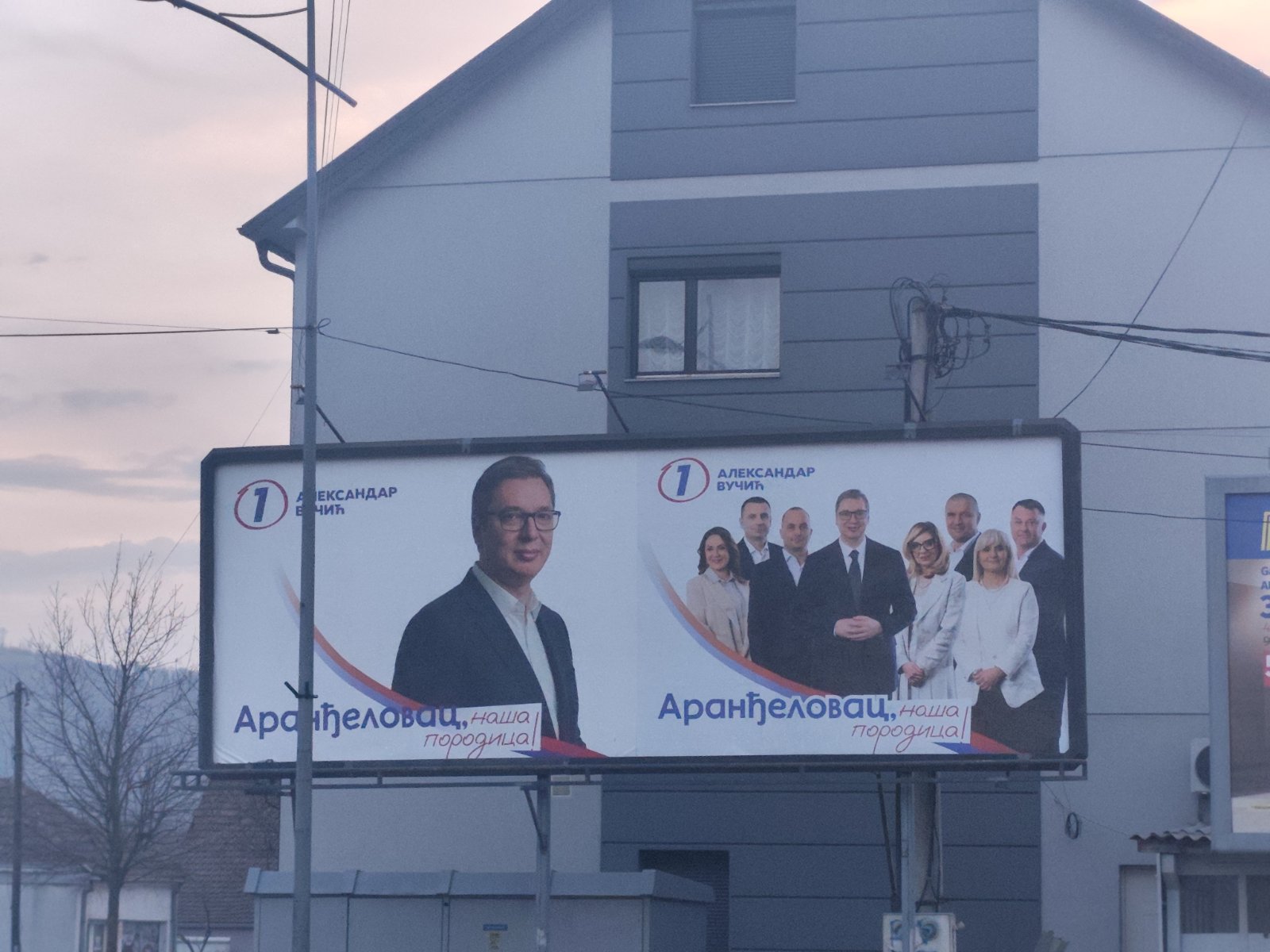 Hala „iskićena”, Vučić se „pojačava” u sumrak: Kakva je predizborna atmosfera u Aranđelovcu? (FOTO) 4 Hala „iskićena”, Vučić se „pojačava” u sumrak: Kakva je predizborna atmosfera u Aranđelovcu? (FOTO) 4