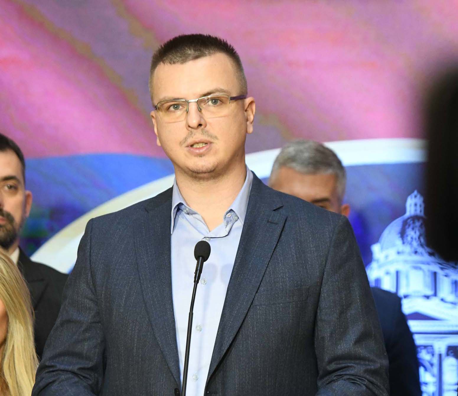 "Najobičniji Vučićev klovn": Reakcije na fašistički pozdrav Miše Vacića u Rimu 2