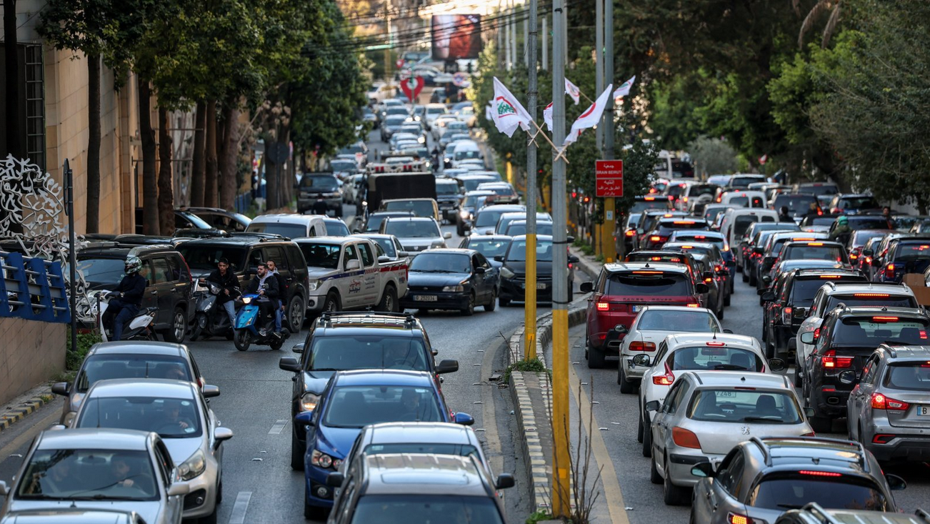 Britanija šalje borbene avione u Katar, evakuacije u Libanu, Senat nije uspeo da veže ruke Trampu 2 Kolone automobila zaglavljene na cestama