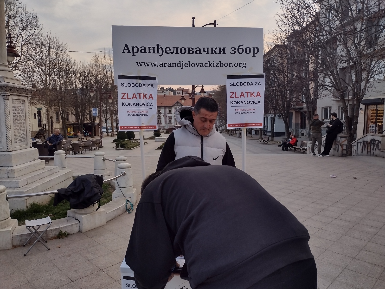 Hala „iskićena”, Vučić se „pojačava” u sumrak: Kakva je predizborna atmosfera u Aranđelovcu? (FOTO) 6 Hala „iskićena”, Vučić se „pojačava” u sumrak: Kakva je predizborna atmosfera u Aranđelovcu? (FOTO) 6