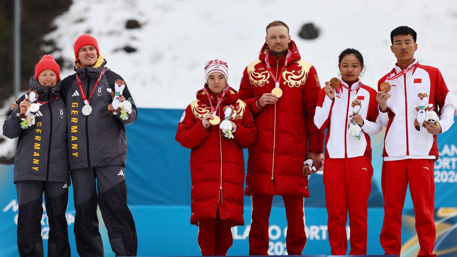 Rusi osvojili zlato na Zimskim paraolimpijskim igrama, Nemci im okrenuli leđa 1 Nemački sportisti (levo) držali su distancu od ruskih (desno) tokom fotografisanja posle ceremonije dodele medalja, Zimske paraolimpijske igre