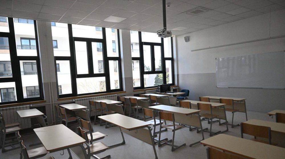 Novi Sad: Klima u školi pala detetu na glavu, nije teže povređeno 1