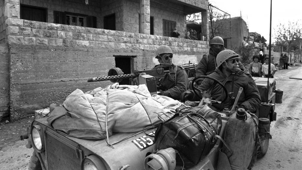 Arhivska fotografija koja prikazuje izraelske vojnike u patroli tokom operacije Litani 3. marta 1978. u selu Zabkin u južnom Libanu.
