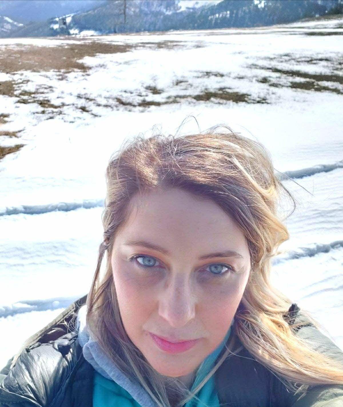 Koji su problemi roditelja-negovatelja u Srbiji i hoće li biti donet zakon 2 Nikolina Crnogorac fotografiše samu sebe, iza nje se vidi sneg, nosi crnu jaknu ima smeđu kosu