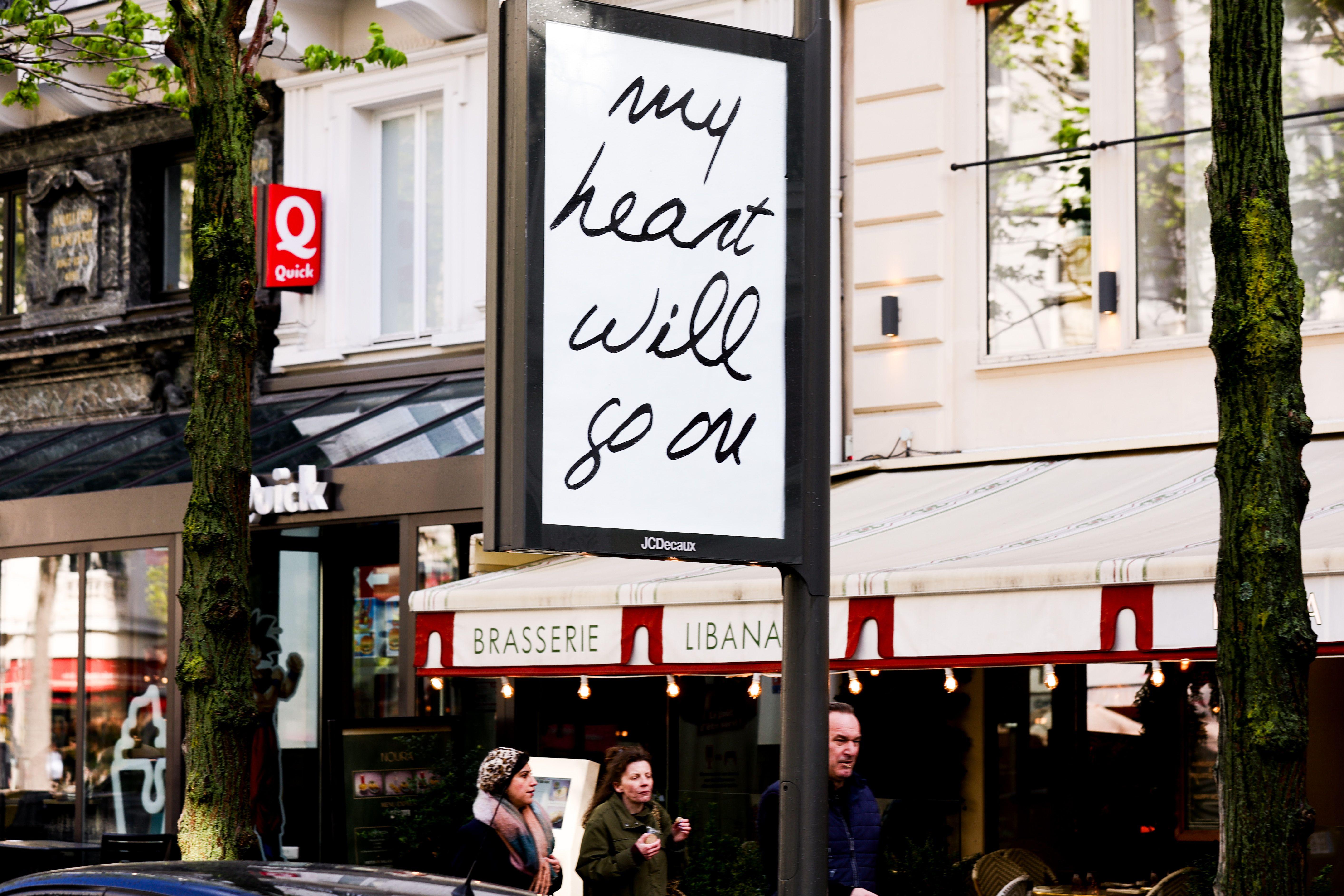 Veliki povratak Selin Dion: 'Spremna sam za novi početak' 2 Bilbord sa natpisom „My Heart Will Go On“