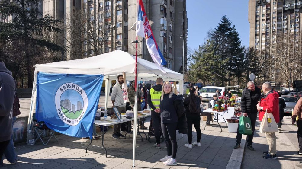 Zbor Banjica nastavio akcije podrške studentima, razvijen transparent pored štanda SNS 1