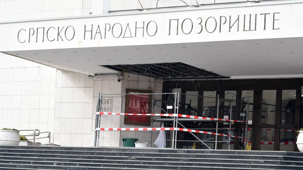 Novi Sad: Pali delovi sa nadstrešnice na ulazu u Srpsko narodno pozorište 1
