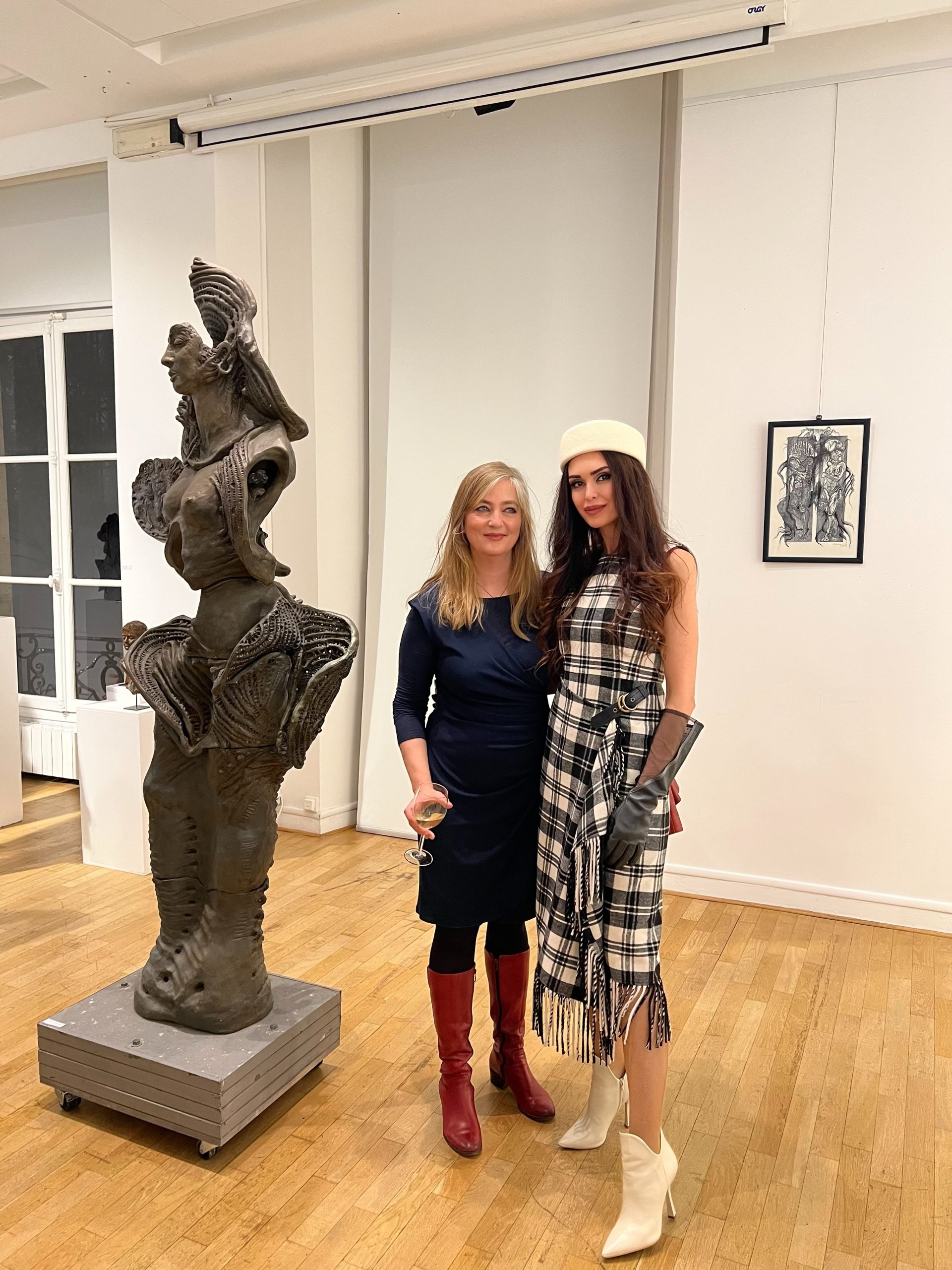 Izložba “Oblici hibridnosti" u Kulturnom centru Srbije u Parizu: Izložene skulpture umetnica Adriane Popović i Aleksandre Kokotović 3
