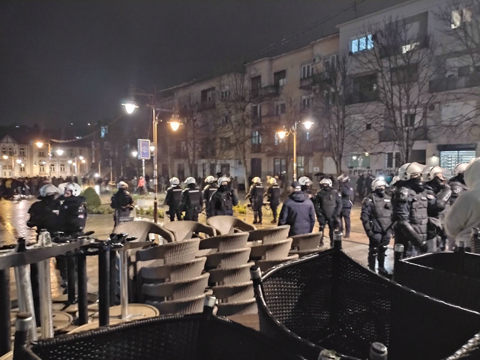 „Gde je ovde Ulica kneza Miloša? Gde se ovde glasa?”: Reporter Danasa u Aranđelovcu na izborni dan 3 „Gde je ovde Ulica kneza Miloša? Gde se ovde glasa?”: Reporter Danasa u Aranđelovcu na izborni dan 11