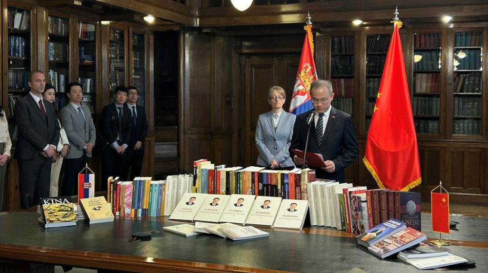 Ambasada Kine uručila Skupštini Srbije poklone 1