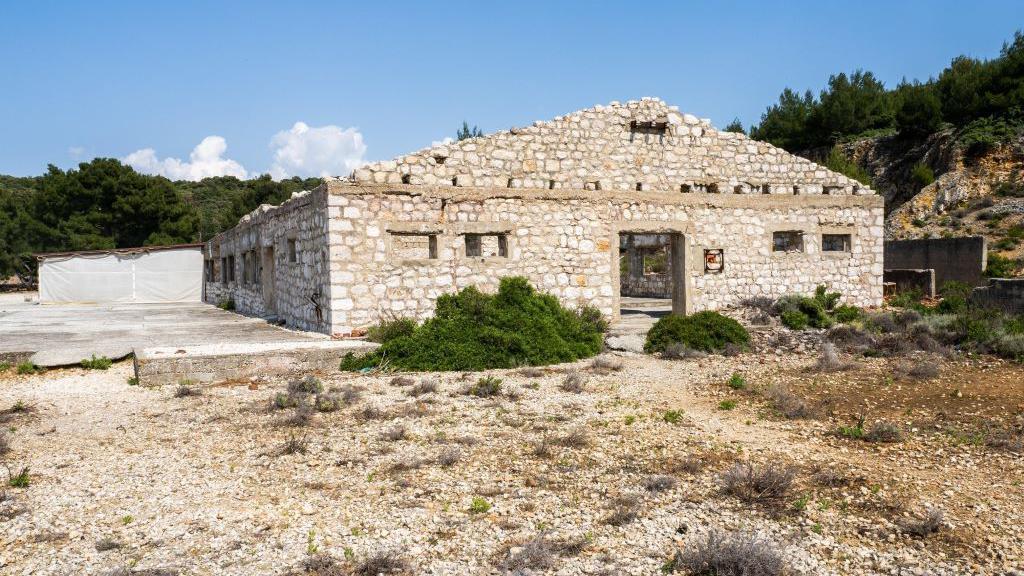 Žene Golog otoka: Nekadašnje saborkinje postale su dželati 2 Ostaci ženskog zatvora na hrvatskom ostrvu Sveti Grgur