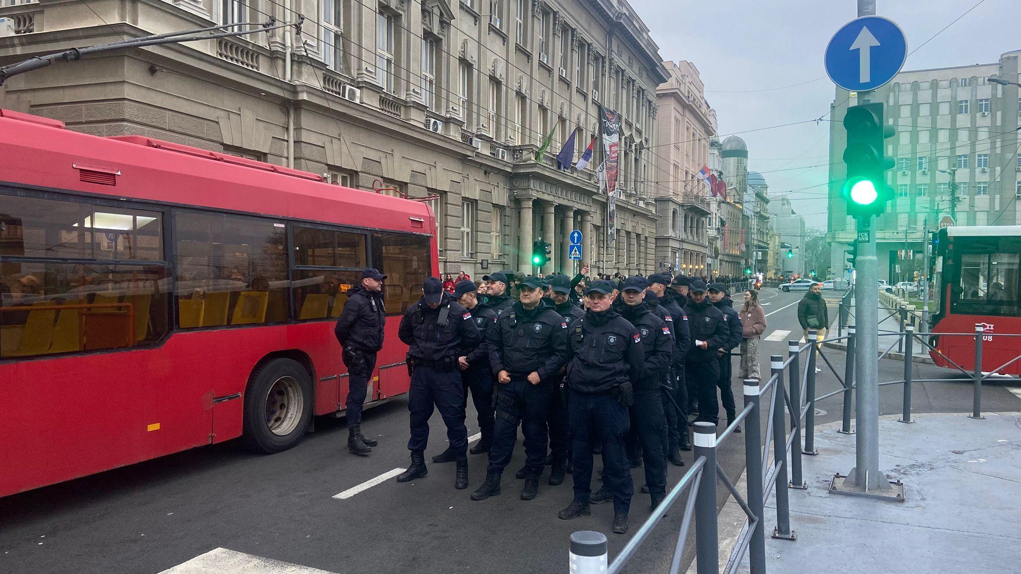 Smrt studentkinje Filozofskog fakulteta u Beogradu: Policija u Rektoratu, protesti ispred 5 Policija u koloni ispred trolejbusa na ulici