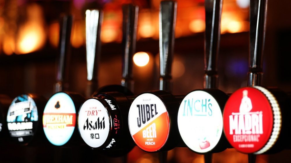 Britanskim pabovima preporučeno da služe toplije pivo radi uštede struje: Da li biste glasali za Hitlera ili za Epstina? 1