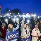 Orban i dalje pobeđuje kod starijih birača u selima, ali ne i kod mladih: Danas marševi dva suprotna tabora u Budimpešti (VIDEO) 6