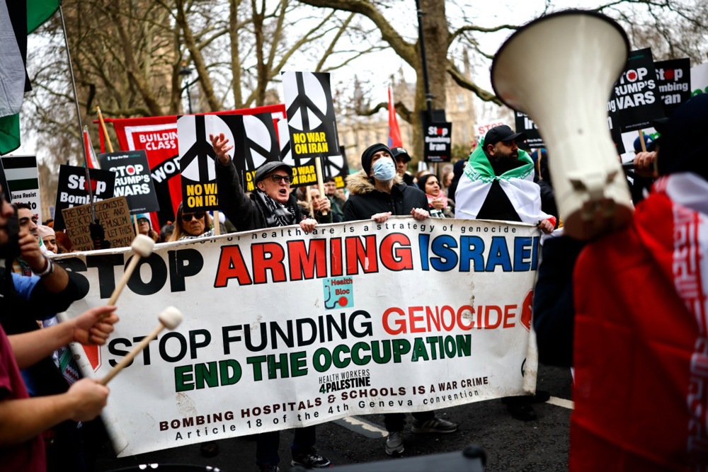 Hiljade demonstranata u Londonu protiv napada SAD i Izraela na Iran (FOTO) 5 Hiljade demonstranata u Londonu protiv napada SAD i Izraela na Iran (FOTO) 5