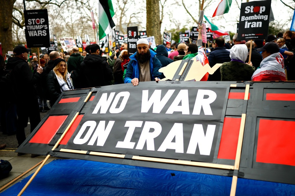 Hiljade demonstranata u Londonu protiv napada SAD i Izraela na Iran (FOTO) 4 Hiljade demonstranata u Londonu protiv napada SAD i Izraela na Iran (FOTO) 4