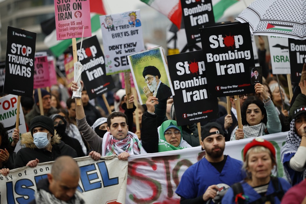 Hiljade demonstranata u Londonu protiv napada SAD i Izraela na Iran (FOTO) 2 Hiljade demonstranata u Londonu protiv napada SAD i Izraela na Iran (FOTO) 2