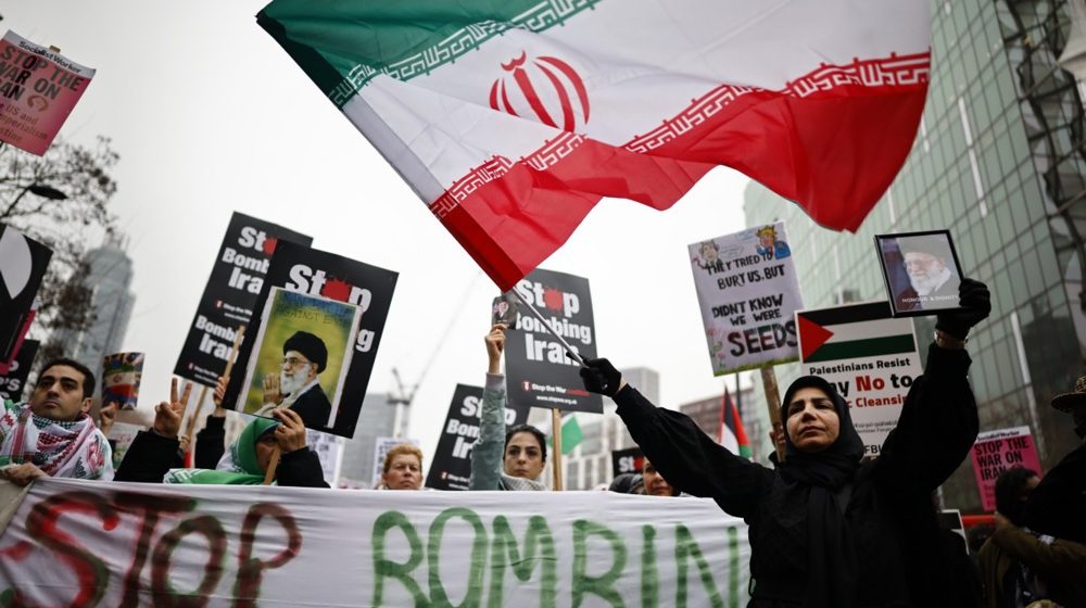 Hiljade demonstranata u Londonu protiv napada SAD i Izraela na Iran (FOTO) 1