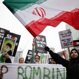 Hiljade demonstranata u Londonu protiv napada SAD i Izraela na Iran (FOTO) 5