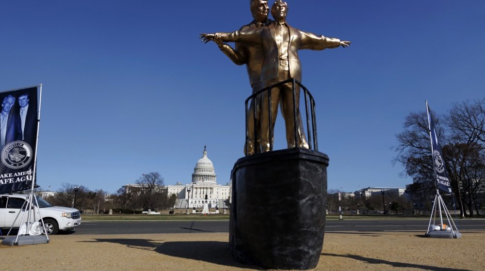 "Kao u Titaniku": Postavljena statua Trampa kako grli Epstina (VIDEO) 1